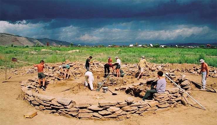 Работа на кургане: археология не любит ленивых! Фото В. Никифорова
