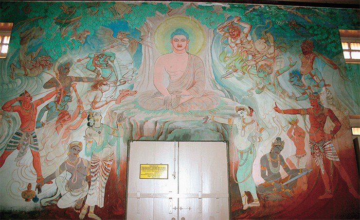 Фрагменты росписи храма «Мулгандхакути вихара» в Сарнатхе. Храм построен известным реформатором индийского буддизма (Анагарика Дхармапала) в 1922 г. и расписан японским художником Ноусу Косетсу в 1932—1935 гг. На фрагменте изображено Просветление Будды Шакьямуни. Окружают Будду слуги Мары – злого духа, – стремящиеся воспрепятствовать этому важному для всех живых существ событию