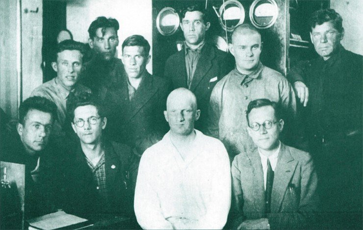 Отдел электромагнитных колебаний СФТИ. В первом ряду: В. Н. Кессених (в центре) и Г. М Бэрвальд (крайний справа)