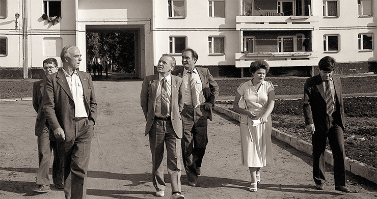 V. A. Koptyug inspects a housing construction site in Irkutsk Akademgorodok. To the left, the Chair of the Presidium INTs (Irkutsk Scientific Center) SB RAS N. A. Logachev and the director of Limnological institute RAS corresponding member M. A. Grachev. On the right of Koptyug is A. I. Kurbatov and permanent aide to the Chairman Candidate of Geology and Mineralogy V. D. Ermikov. June 1986