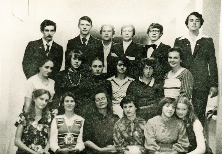 10-й класс школы № 1 г. Кемерово. Андрей – первый слева в третьем ряду, Лена – вторая слева в первом ряду с той самой медалью