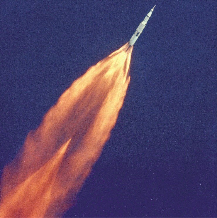 Запуск ракеты «Сатурн-5» с космическим кораблем «Аполлон-11». Kennedy Space Center (NASA)