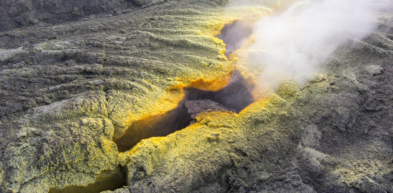 Фумарола в кратере Пуу-Оо на Гавайях, из которой выходят пары серы, образующие кристаллы желтого цвета