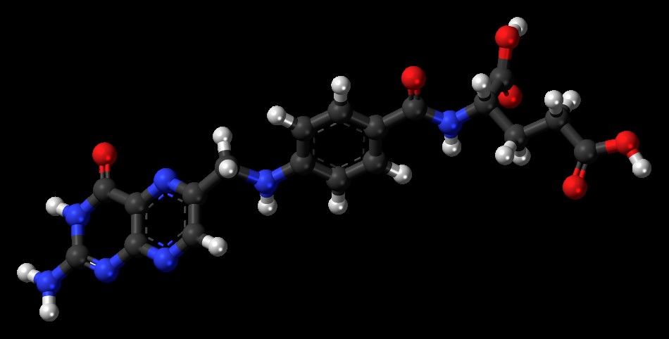 Модель молекулы фолиевой кислоты (витамина B9) – важного соединения в делении клеток. Public Domain Dedication