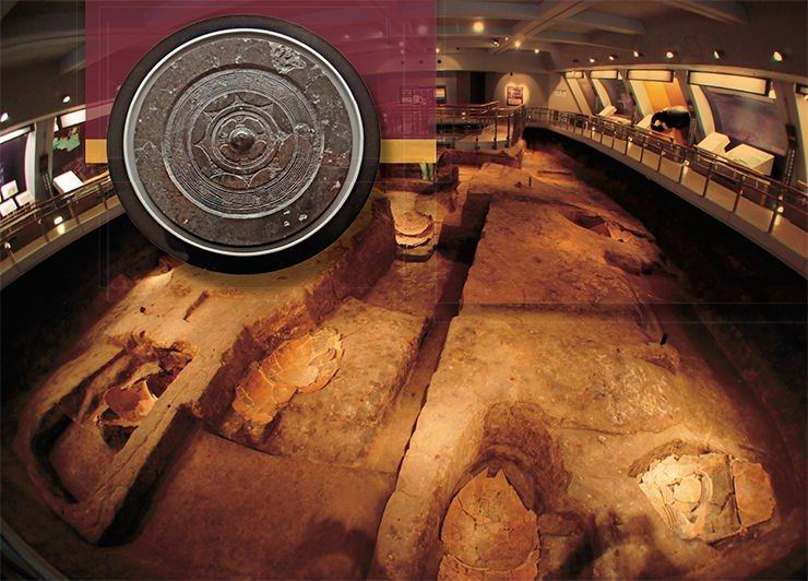 Под модулем, возведенным над исследованной археологами погребальной площадкой эпохи яёй, было восстановлено обширное курганное сооружение в том виде, в каком оно было до начала раскопок в Ёсиногари