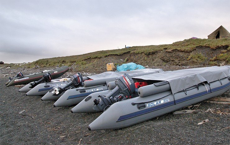 Для передвижения по притокам Лены отряд использовал надувные лодки с подвесным мотором