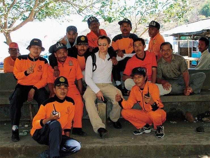 В. Титов (в центре) с персоналом индонезийского отряда спасателей во время поездки для сбора данных после цунами на о. Ява 28 марта 2005 г.