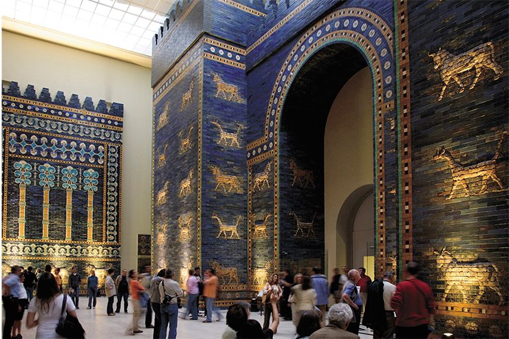 The Ishtar Gate, built in 575 B.C. in Babylon by order of King Nebuchadnezzar, are an example of ancient oriental art. Pergamon Museum, Museum Island (Berlin, Germany). © SPK/Pierre Adenis