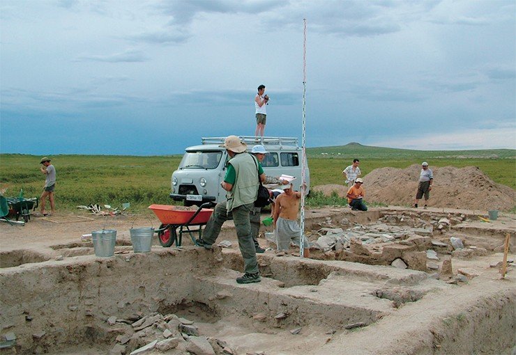 Раскопки здания на киданьском городище Чин Толгой в Булаганском аймаке (Республика Монголия). Размеры городища — 1000 на 600 м. Оно было укреплено стенами, от которых сохранились валы высотой до пяти метров, а также угловыми и фронтальными башнями. Снаружи здания прослеживаются каны — остатки отопительной системы, сложенной из каменных плит
