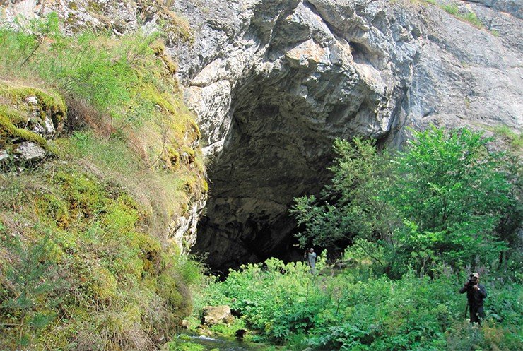 Самая знаменитая уральская пещера Шульган-Таш (Капова пещера) расположена на р. Белая в Башкортостане. Ее обширный вход – так называемый портал, достигает в высоту 30 м. Пещера простирается двумя ярусами, образуя несколько залов и длинные переходы