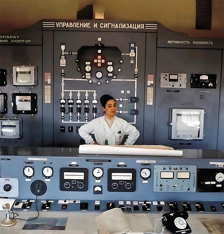 Проект сибирских ученых был реализован на опытном предприятии «Радиопрепарат» при Институте ядерной физики Академии наук УзССР. Вверху – пульт управления атомным реактором института. 1975 г.
