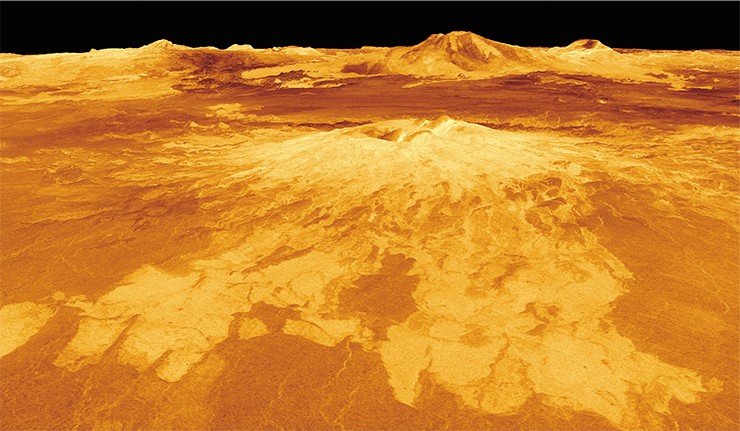 Двуглавая гора Сапас – один из самых зрелищных крупных вулканов Венеры с диаметром подножия около 400 км. Гора увенчана двумя кратерами, а ее склоны покрыты застывшими переплетающимися лавовыми потоками, некоторые из которых могли образоваться раньше вершин. Credit: NASA/JPL