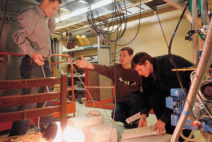 Первые нейтроны с нужными характеристиками были зарегистрированы в ИЯФ СО РАН 5 марта 2008 г. Для этого использовался пузырьковый детектор элементарных частиц – тонкостенный стеклянный сосуд, заполненный специальной жидкостью, вскипающей в месте попадания нейтрона. Вверху – подготовку к генерации нейтронов ведут студент НГУ А. Макаров, научный сотрудник ИЯФ СО РАН Ю. Суляев и аспирант НГТУ А. Кузнецов