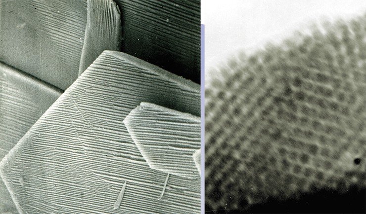 Микрофотография кристаллов стеарата серебра (слева) и коллоидные кристаллы из наночастиц серебра, получаемые при термическом разложении стеарата серебра в специально подобранных условиях (справа). Фото д. х. н. Б. Б. Бохонова (ИХТТМ СО РАН)