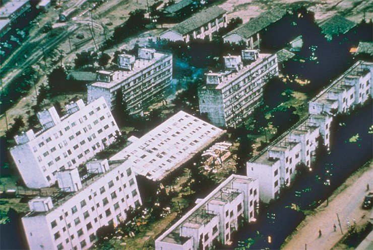 Землетрясение 16 июня 1964 г. в Ниигате, Япония. Вид с воздуха на дома, которые наклонились вследствие разжижения почвы и плохих фундаментов. Национальный центр геофизических данных