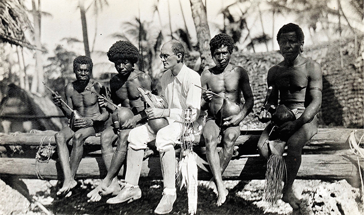 Племя, проживающее на Тробрианских островах Папуа-Новой Гвинеи, и британский антрополог Б. К. Малиновский. В Тробрианском языке присутствуют четыре термина для обозначения цветов. Public Domain