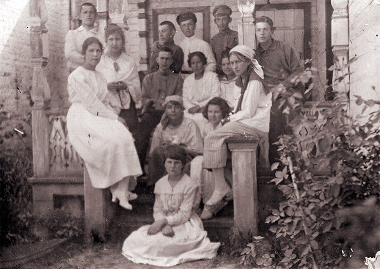 Члены литературного кружка Дома юношества в Рязани, где во время разрухи и гражданской войны читал лекции юный Леонид Радушкевич (в заднем ряду второй справа). 1919 г.