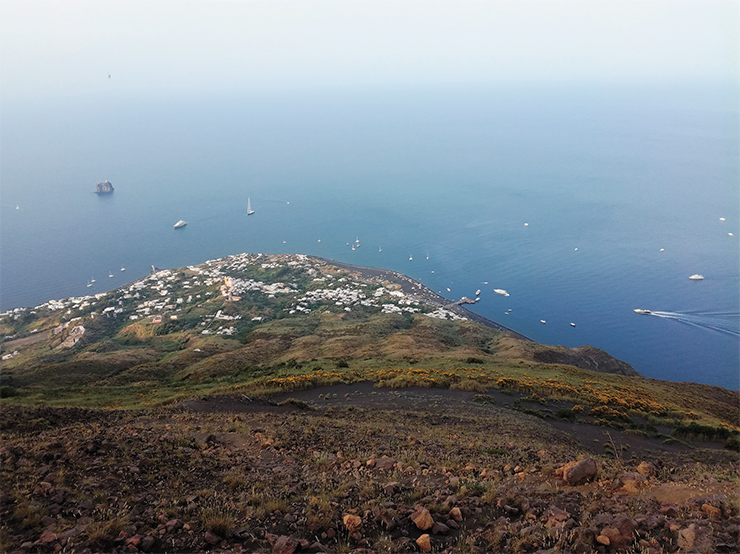 Вид со склона Стромболи на прибрежный городок у подножия вулкана