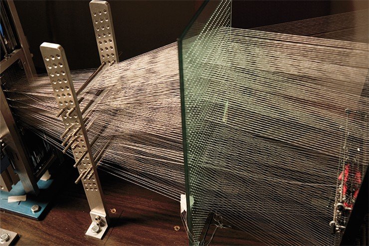 Для создания каркасов из пучков волокон рассасывающихся биополимеров, предназначенных для тканевой инженерии, был разработан специальный трехмерный миниатюрный ткацкий станок 