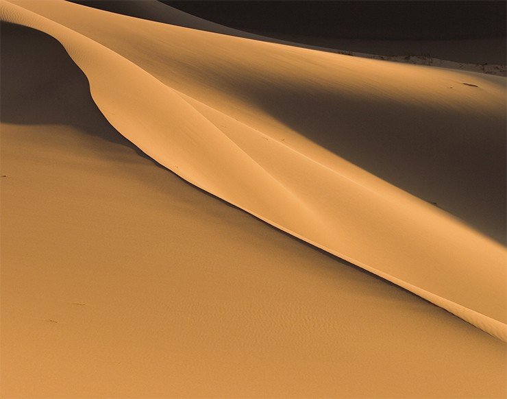 Ветер мастерски использует природный материал – песок, создавая причудливые формы и рельефные рисунки 