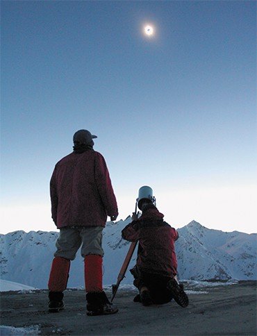 Охотники за затмениями – участники научной экспедиции «Корона 2006» в Приэльбрусье. Фото из архива С. Язева