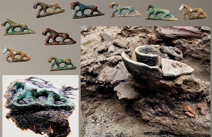 Среди костей погребенной лежали двенадцать бронзовых лошадок – маленьких, не больше 3 см, одинаковых односторонних отливок, служивших украшениями шубы