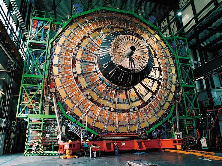 Благодаря особенно мощному и большому магниту детектор CMS – супертяжеловес в семье детекторов БАКа: его масса составляет 12 500 т! А вот габариты несколько умереннее, чем у гиганта ATLAS: длина – 21 м, диаметр – 15 м. © CERN
