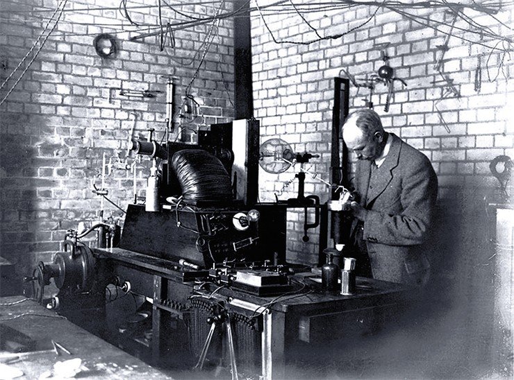 Нобелевский лауреат Ф. Астон работает над усовершенствованием своего масс-спектрометра. 1937 г. © Photographic Archives of the Cavendish Laboratory