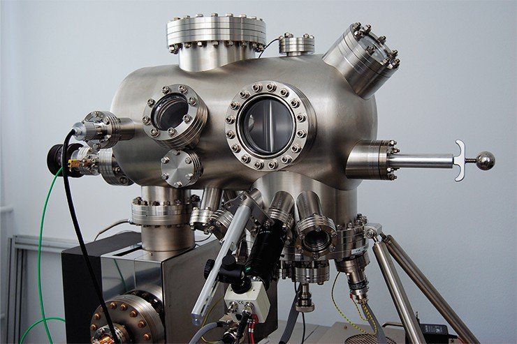 С помощью вакуумного туннельного микроскопа высокого разрешения SMT VT (Omicron) можно  различать отдельные атомы на поверхности твердого тела