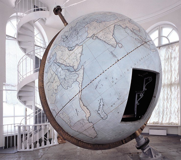 Большой академический (Готторпский) глобус в экспозиции Музея М. В. Ломоносова в МАЭ РАН