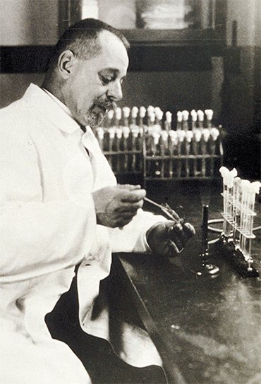 Félix d’Hérelle in a laboratory designing vaccine drugs, Pasteur Institute (Paris). © Institut Pasteur – Musée Pasteur
