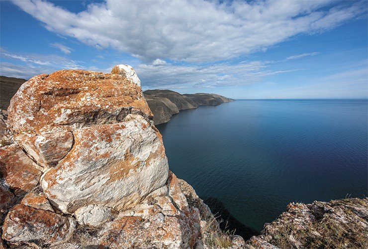 Панорама средней котловины озера Байкал с высоты берегового утеса. Фото В. Короткоручко