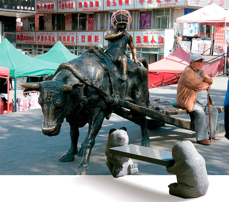 The multinational and multicultural composition of the local population manifests itself in the numerous sculptural artworks along the central avenue, at the intersections, and in the parks of Altay. You see sculptural scenes depicting a desperate pursuit of a bride, who is cooling the ardor of potential grooms with a kamcha; bronze horsemen fighting for a goat carcass in a cruel sports game so popular in Asia; a boy dressed in the traditional clothes of the local Turkic population, who is riding a bronze bull. And at the top of the mountain hanging over Altay, on the viewing platform, you find the familiar chains with locks, a tribute to the beliefs that have penetrated here from the European culture