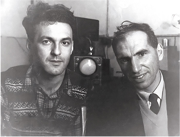 А. Э. Калмансон и Л. А. Блюменфельд – создатели первого ЭПР-спектрометра для биологических исследований. 1955–1956 гг. Фото из архива С. Э. Шнолля