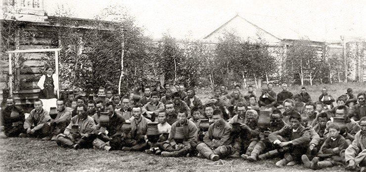 Якуты с чоронами на ысыахе – традиционном якутском празднике. Фото XIX в. Национальный архив Республики Саха (Якутия)
