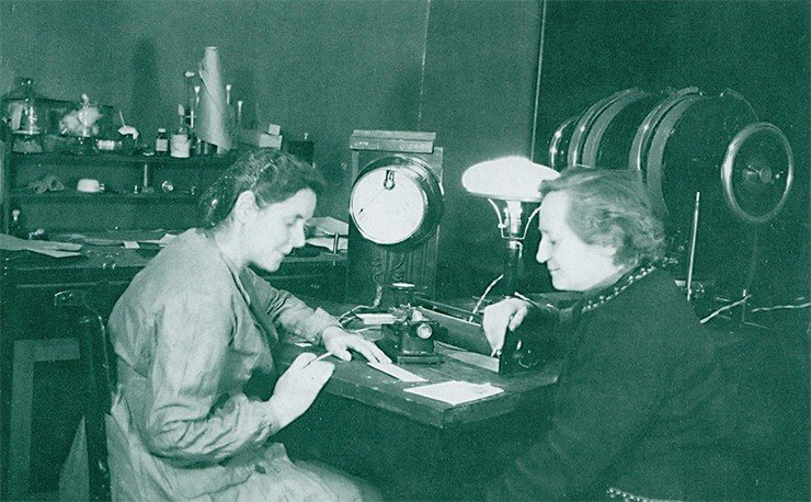 Заведующая фотоэлектрической лабораторией В. М. Кудрявцева (справа) и научный сотрудник П. С. Литвинова обсуждают результаты эксперимента (1948 г.)
