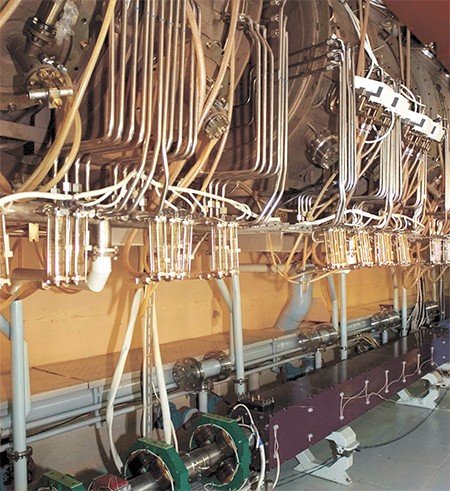Первая очередь установки с ЛСЭ, запущенная в апреле 2003 г., в отличие от полномасштабного варианта имеет единственный канал транспортировки электронов