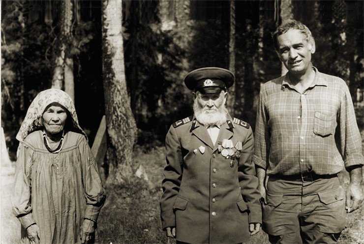 И. Н. Гемуев с одним из самых известных мансийских шаманов Т. И. Номиным и его женой. 1989 г. Фото автора