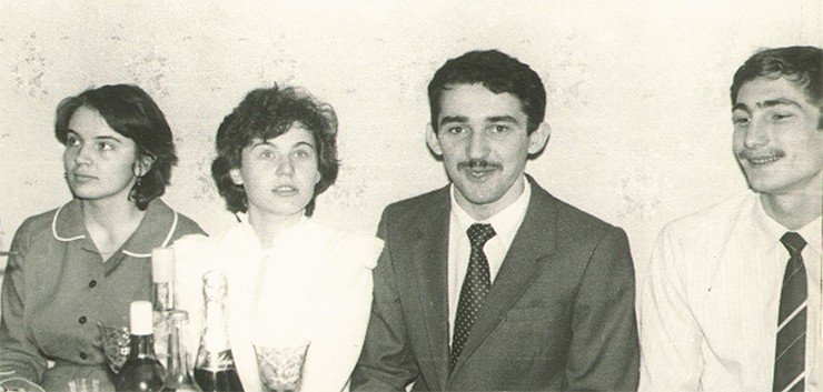 На свадьбе. Слева и справа: наши друзья и свидетели – Аня и Толя Гусаченки