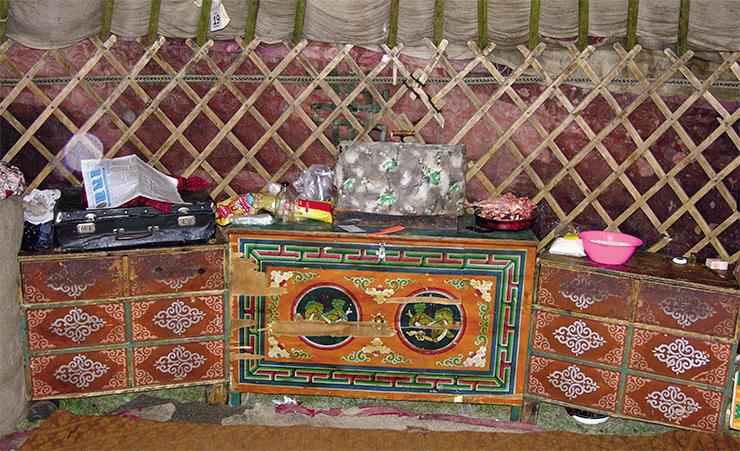 Внутренний вид юрты. В центре – почетное место-дэр, коврики-ширтеки, сундук-аптара для самых ценных вещей