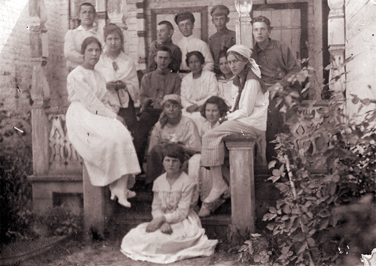 Members of the literary circle at the House of Youth in Ryazan, where young Leonid Radushkevich (in the back row, second from the right) lectured during the times of devastation and civil war. 1919