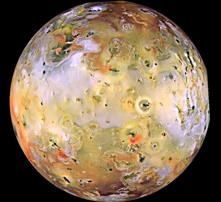 Ио, спутник Юпитера, характеризуется обилием активных вулканов. Внизу: на заднем плане происходит извержение. Фото: NASA