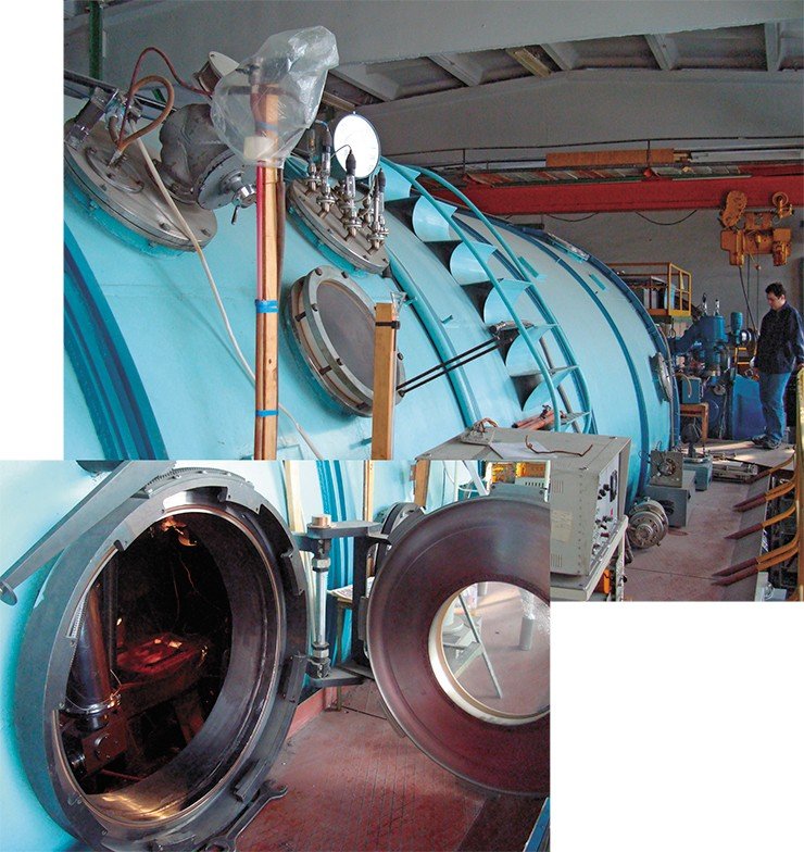 Крупнейшая вакуумная установка «Викинг» Института теплофизики СО РАН имеет диаметр более 4 м и длину около 12 м. Здесь проводят опыты по истечению газа в космический вакуум (давление P < 10–6 атм) 