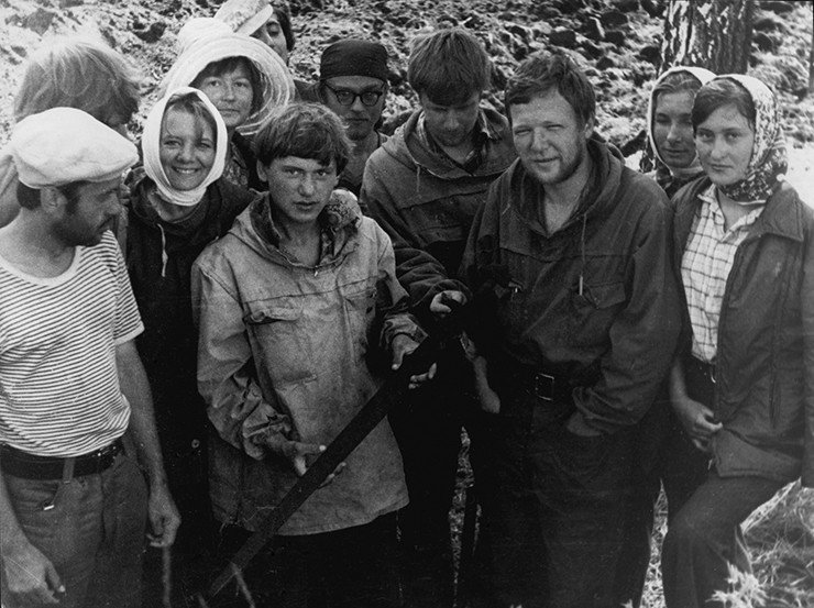 Меч только что извлекли из земли. Он – в руках у Кости Самойлова, рядом справа – автор. Вокруг – студенты, счастливые участники событий. 1975 год