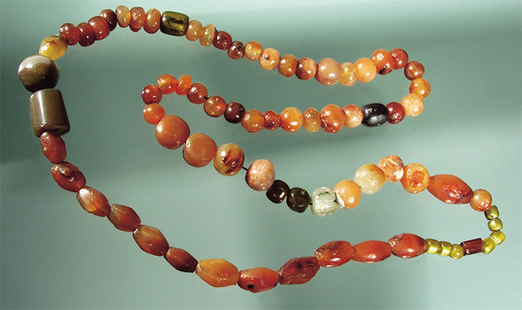 Ожерелье – любимое украшение чжурчжэньских женщин. Бусины из халцедона, агата, сердолика и других камней, а также стеклянные – с золотой и серебряной прослойками
