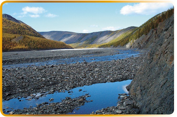 Удивительно красивы в начале осени берега небольших рек бассейна р. Яны! В конце августа на северо-востоке Якутии наступает пора «бабьего лета», когда нет изматывающего гнуса. Несмотря на утренние заморозки, геологам комфортно работать здесь именно в это время года