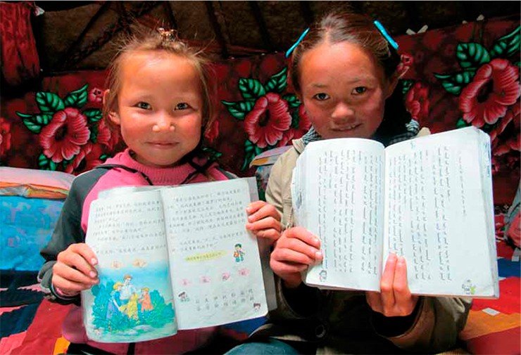Ученицы 4-го и 5-го классов с учебниками китайского и монгольского языков