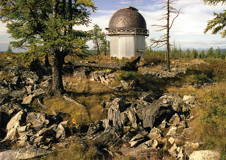 В пейзаж горной тундры органично вписалась башня азимутального звездного телескопа АЗТ-14. Фото В. Короткоручко