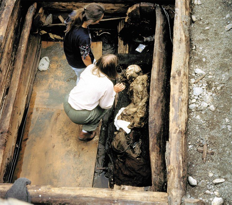 На алтайском плато Укок сибирские археологи открыли уникальные «замороженные» погребения пазырыкской культуры, в которых сохранились не только тела, но и текстиль, деревянная утварь, изделия из кожи и войлока
