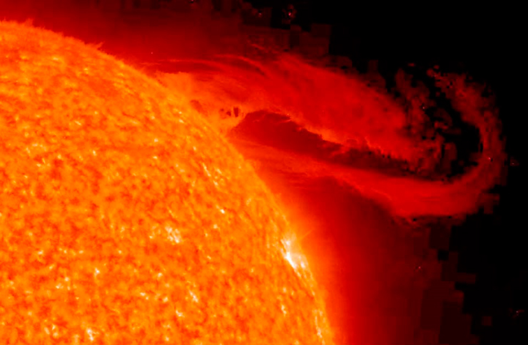 Эруптивный протуберанец на Солнце 29 сентября 2008 г. в линии ионизованного гелия. Фото: STEREO Project, NASA